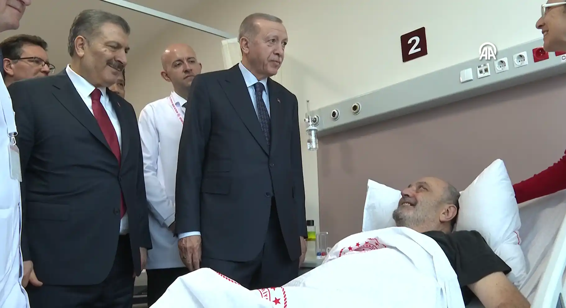 Erdoğan, Antalya Şehir Hastanesi'nde hastaları ziyaret etti.