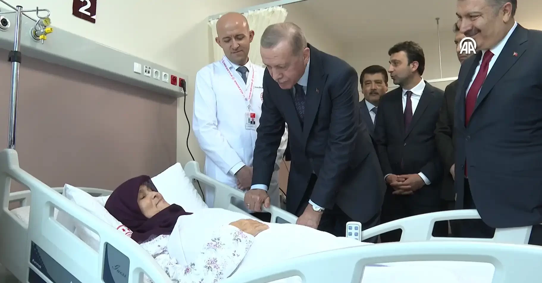 Erdoğan, Antalya Şehir Hastanesi'nde hastaları ziyaret etti.