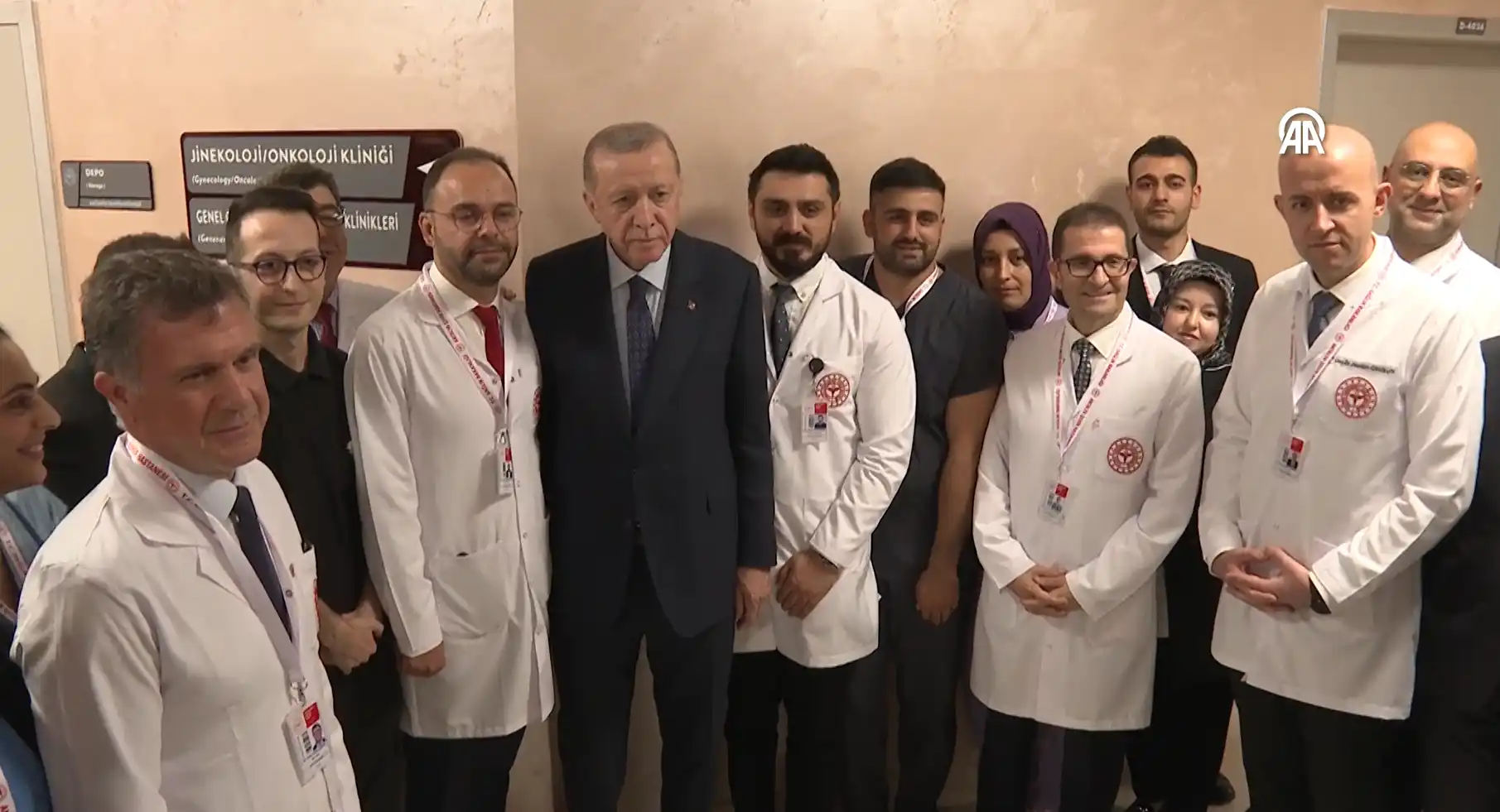 Erdoğan, Antalya Şehir Hastanesi'nde hastaları ziyaret etti.