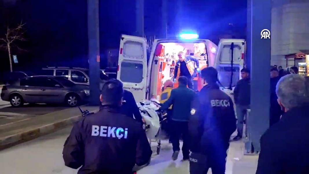 İzmir'de hafif ticari araç devrildi 5 Yaralı