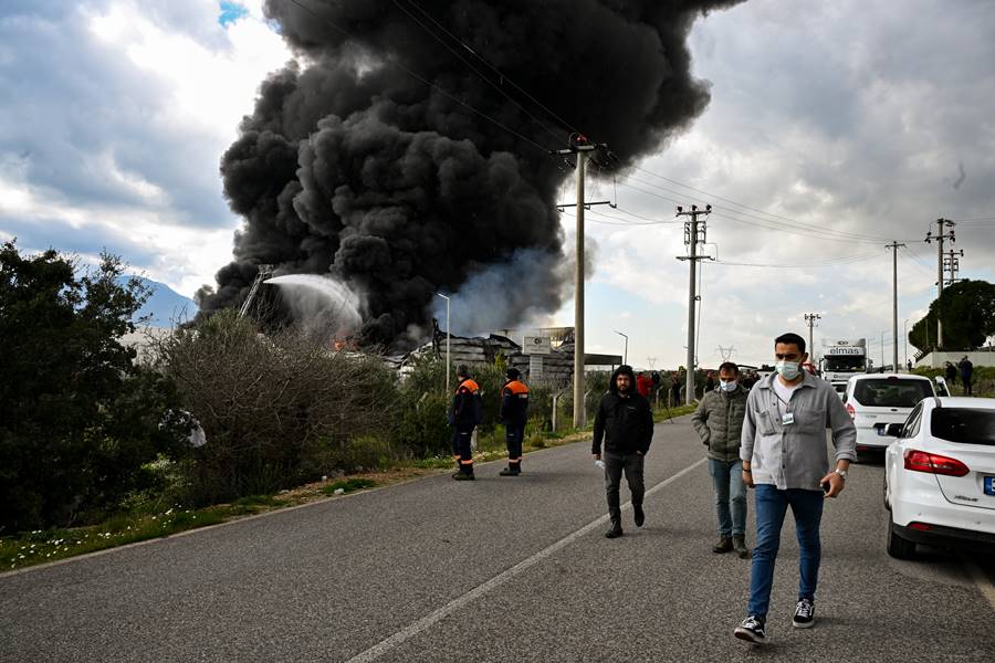 İzmir'de kimyasal malzemelerin bulunduğu depoda yangın çıktı