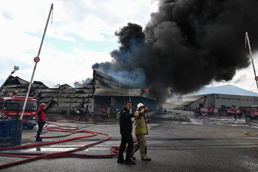 İzmir'de kimyasal malzemelerin bulunduğu depoda yangın çıktı