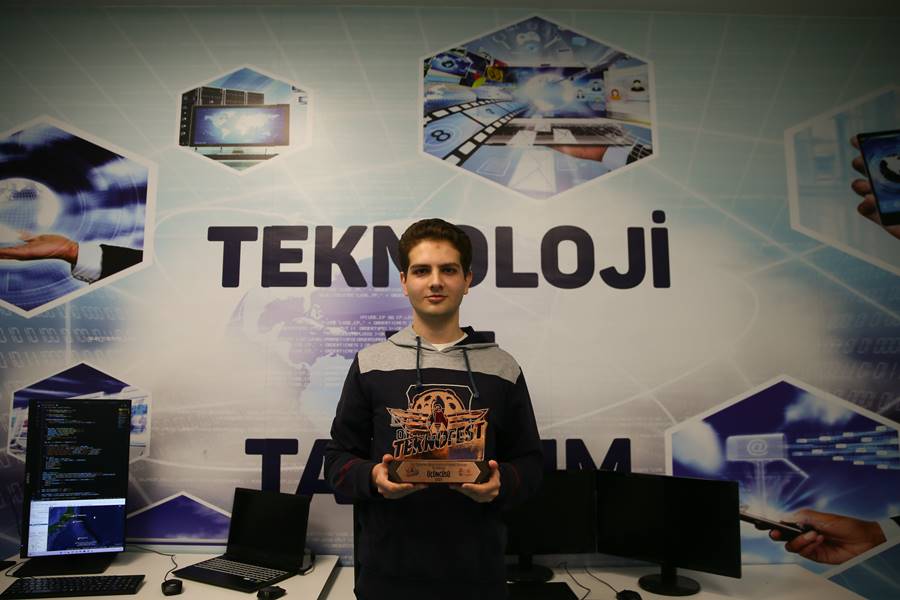 İzmirli lise öğrencisi Yaman Çakaroğlu, bilim seferi için Pasifik yolcusu