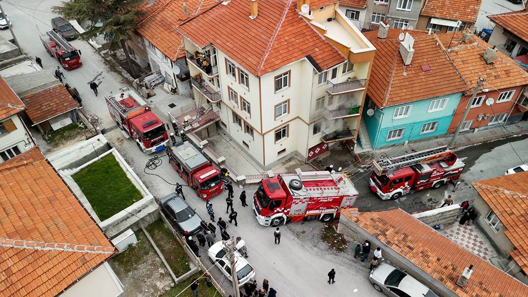 Kütahya da çıkan ev yangını söndürüldü