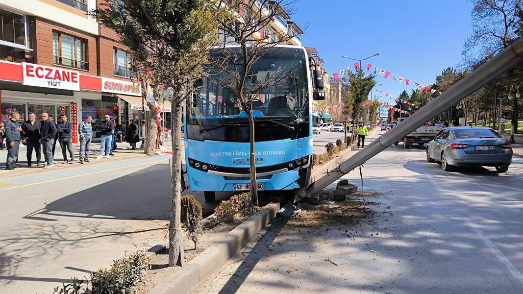 Kütahya'da özel halk otobüsü kaza yaptı 2 yaralı