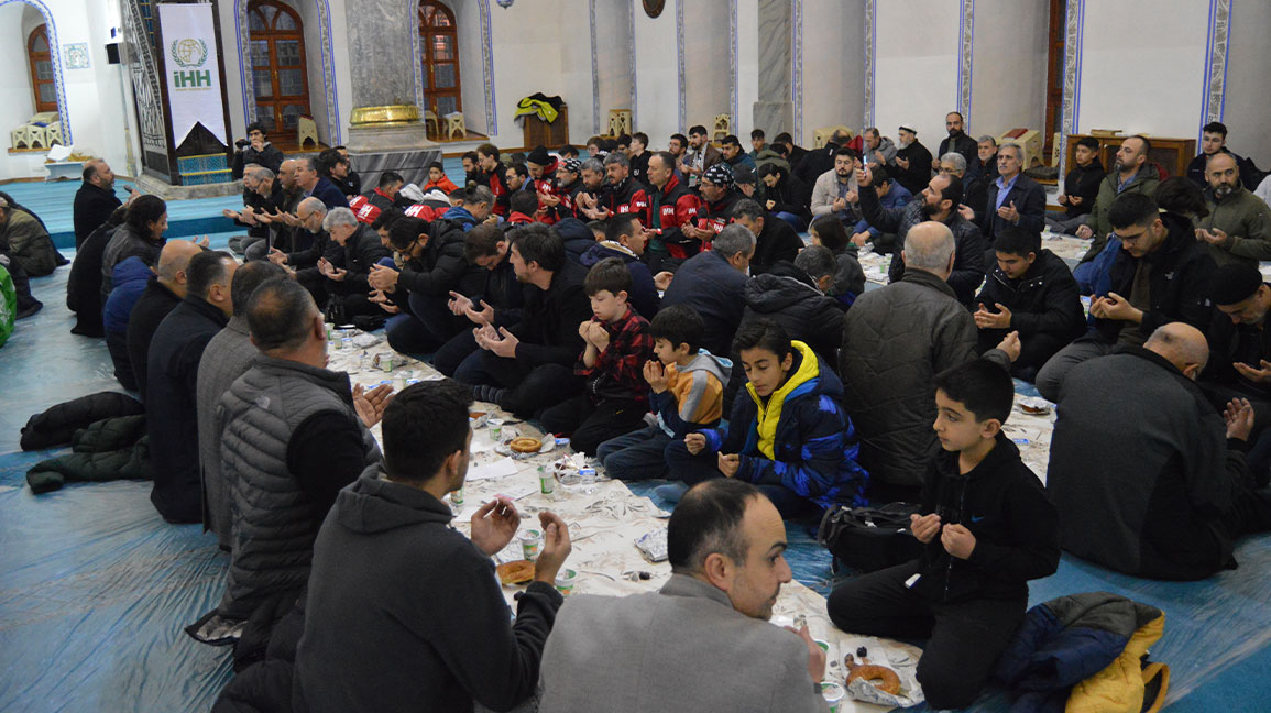 Kütahya'da hurma, su, ayran ve simitle çÜmmet İftarıç yapıldı