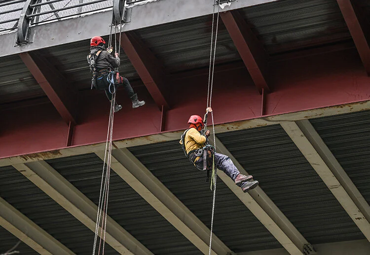 Metrelerce yükseklikte çipin ucundaç zorlu mesai