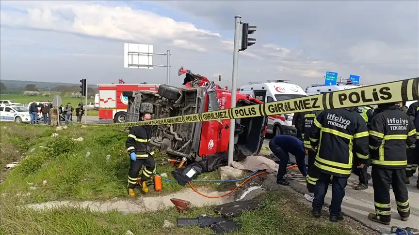 Tırla yolcu minibüsü çarpıştı 5 ölü, 10 yaralı (2)