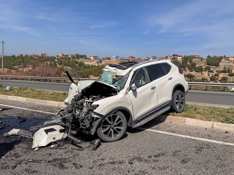 Uşak'ta tıra çarpan cipteki baba ve kızı yaralandı