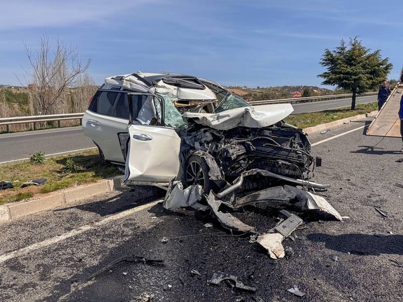 Uşak'ta tıra çarpan cipteki baba ve kızı yaralandı