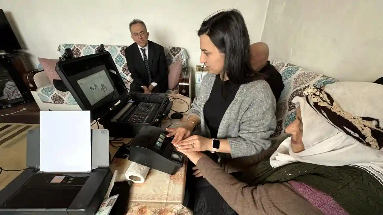 Ardahan’da ekipler köylerde kimlik yeniliyor