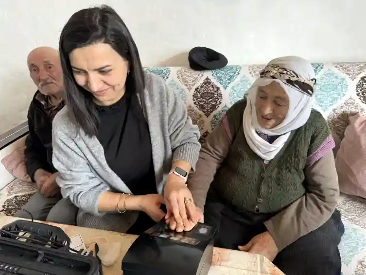 Ardahan’da ekipler köylerde kimlik yeniliyor