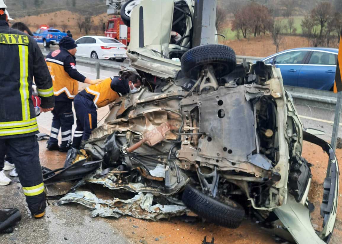 Kütahya'da otomobil yön levhasına çarparak ezildi