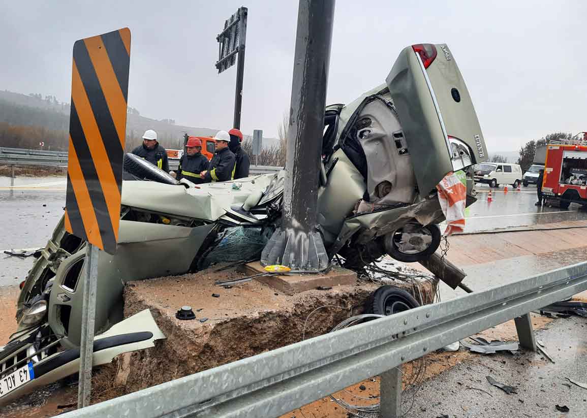 Kütahya'da otomobil yön levhasına çarparak ezildi