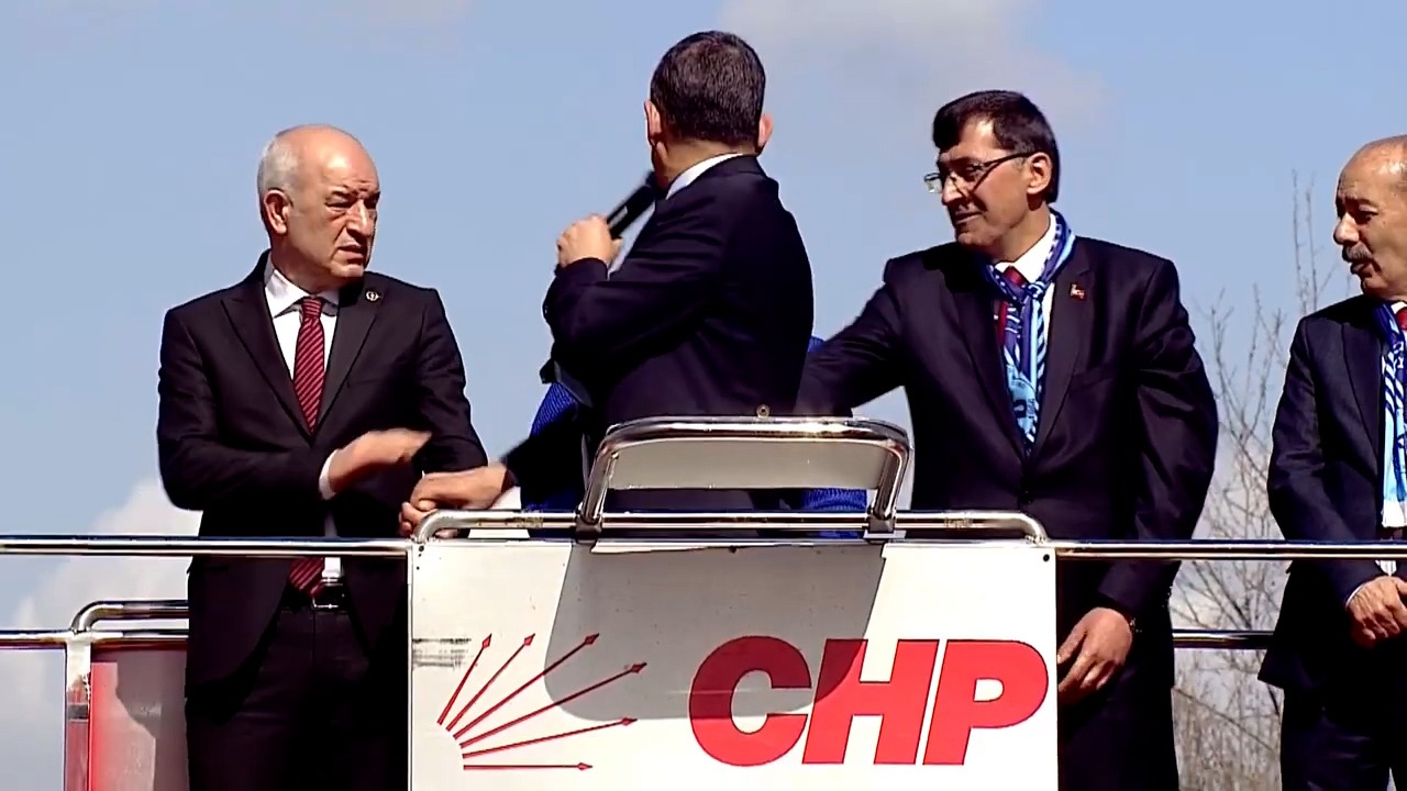 CHP Genel Başkanı Özel, Kütahya’da yanlış eli kaldırdı İ 