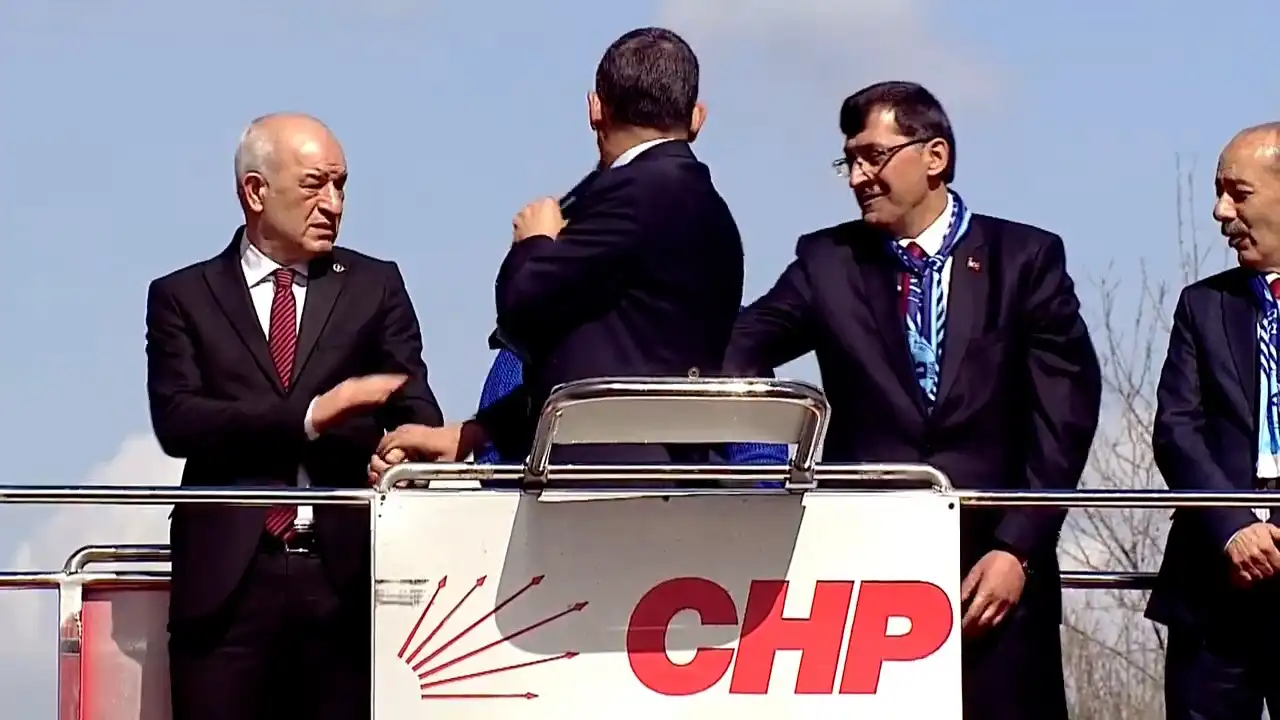 CHP Genel Başkanı Özel, Kütahya’da yanlış eli kaldırdı İ 