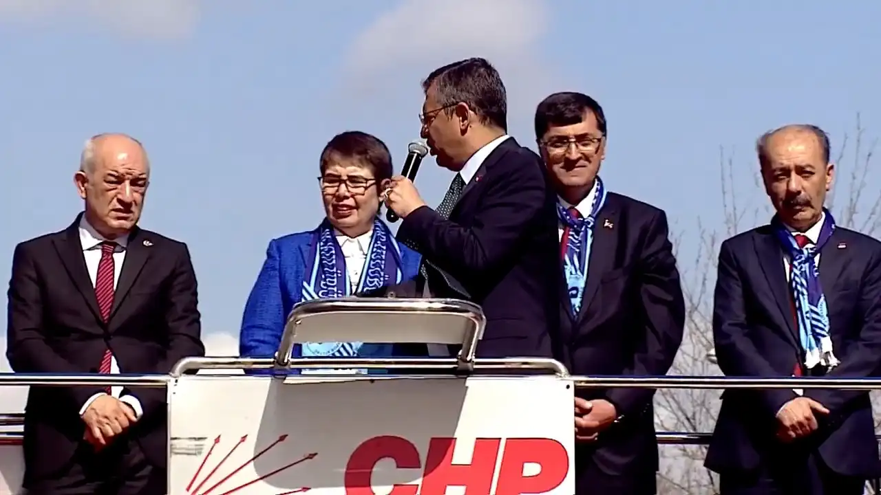 CHP Genel Başkanı Özel, Kütahya’da yanlış eli kaldırdı İ 