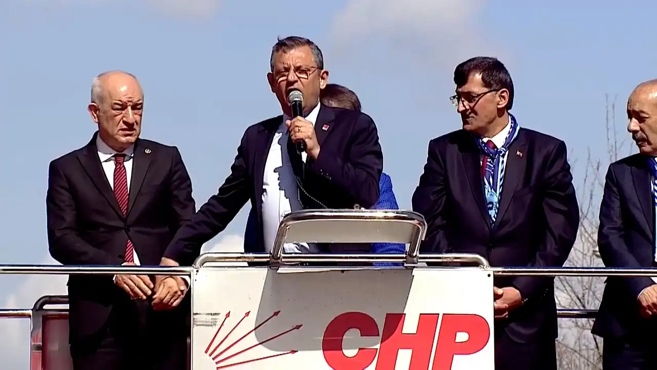 CHP Genel Başkanı Özel, Kütahya’da yanlış eli kaldırdı İ 