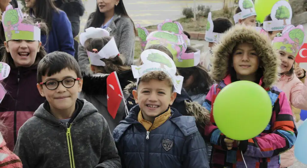 Kütahya’da öğrenciler 100 fidanı toprakla buluşturdu 