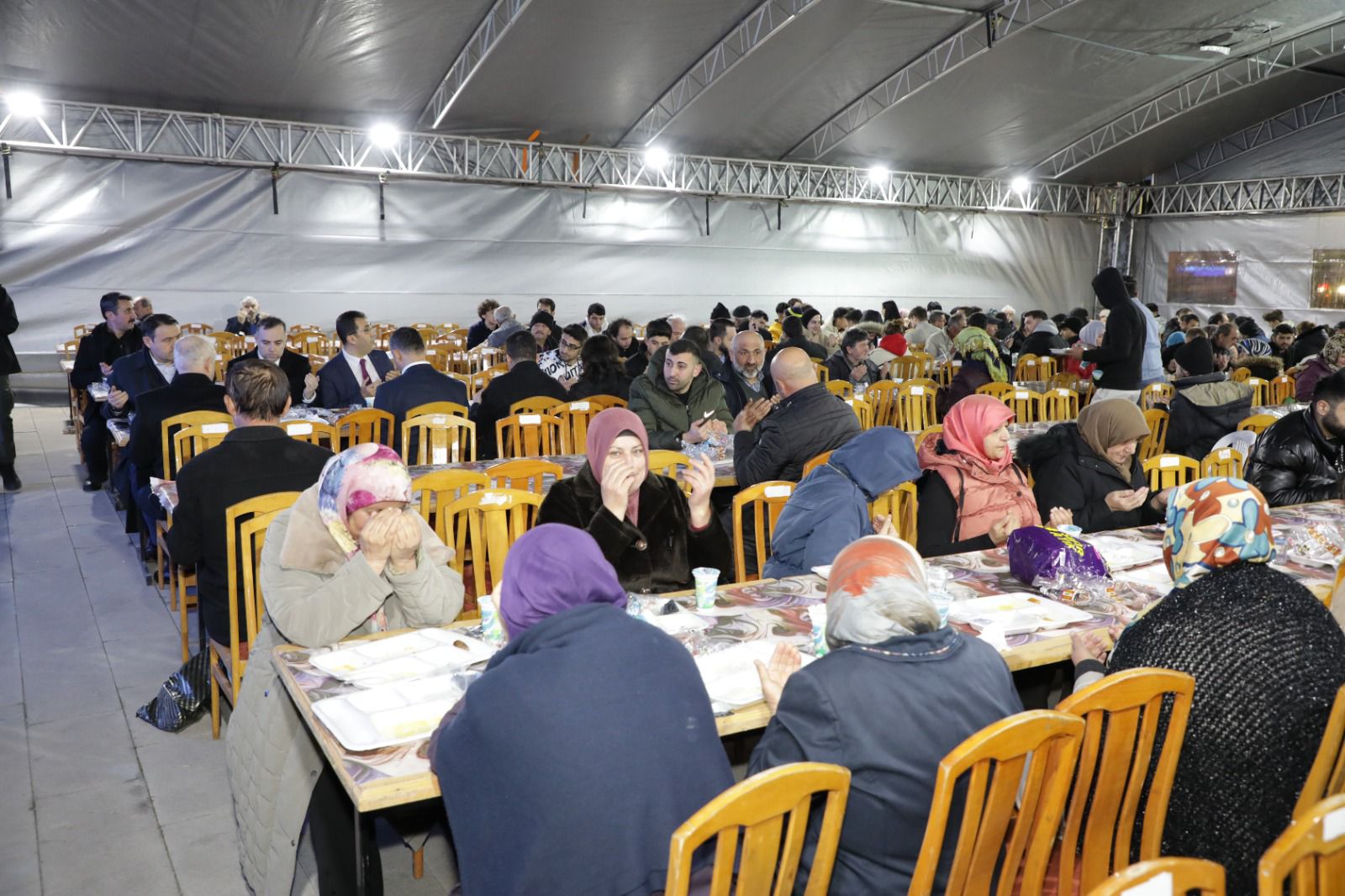 Kütahya’da Vali Işın, vatandaşlarla iftarda buluştu 