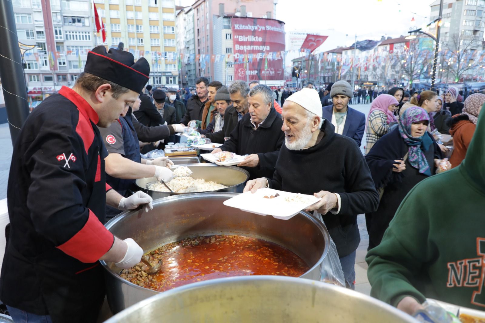 Kütahya’da Vali Işın, vatandaşlarla iftarda buluştu 