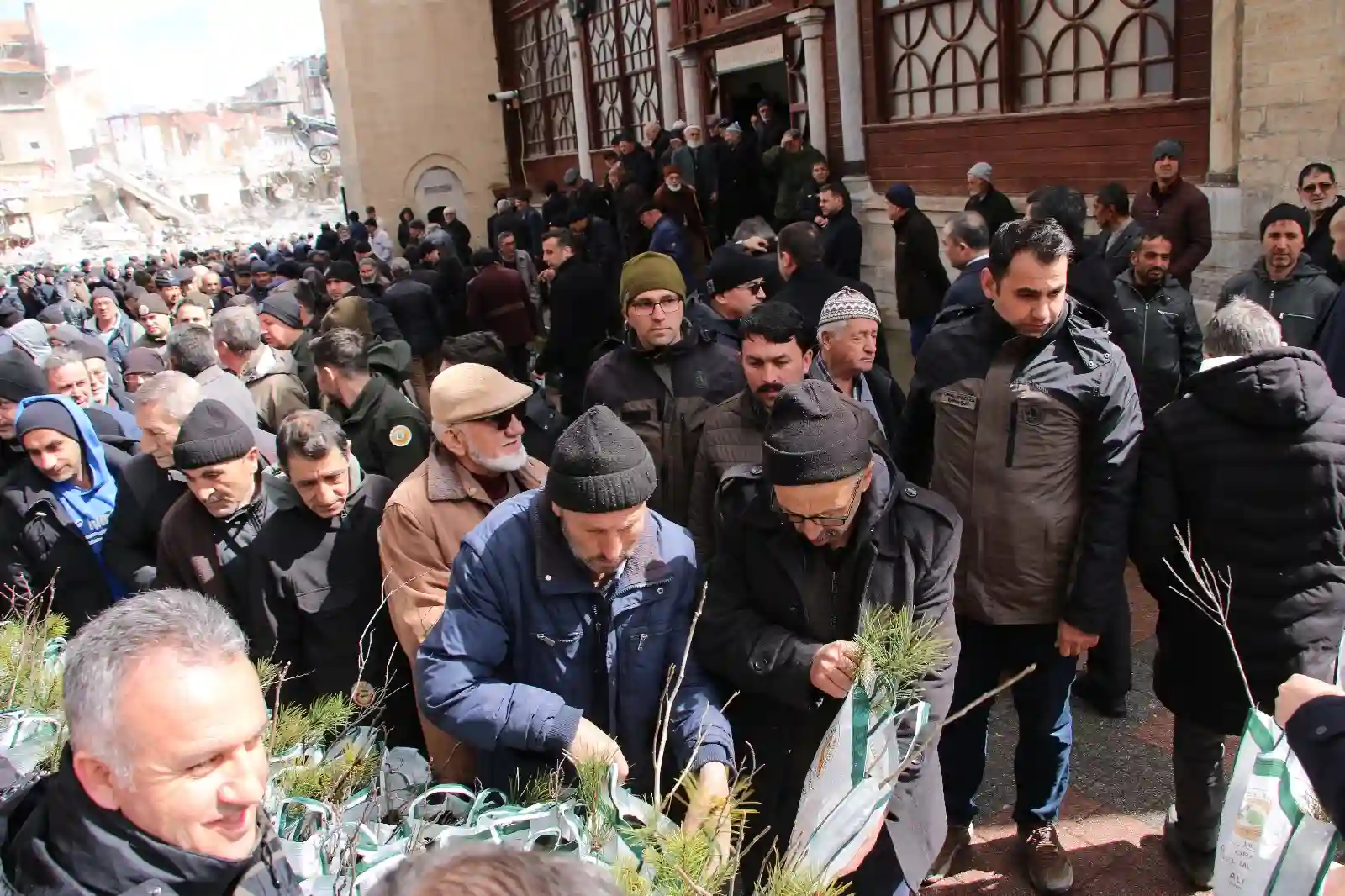 Kütahya’da binlerce fidan ücretsiz dağıtıldı 