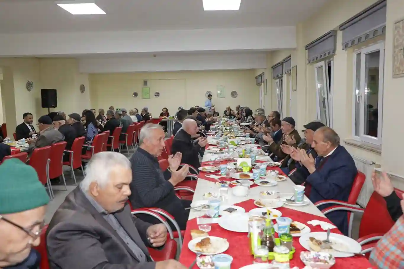 Kütahya Valisi Işın huzurevi sakinleriyle iftar yaptı