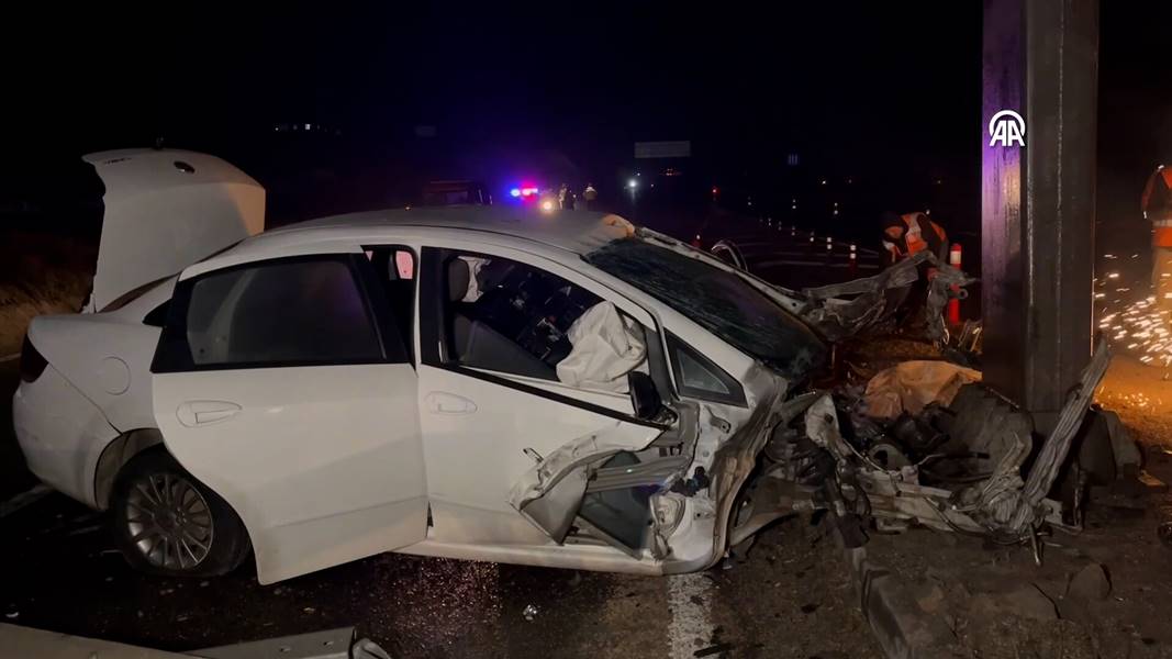 Eskişehir'de yön levhasına çarpan araç sürücüsü hayatını kaybetti