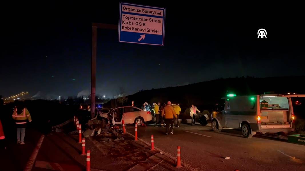 Eskişehir'de yön levhasına çarpan araç sürücüsü hayatını kaybetti