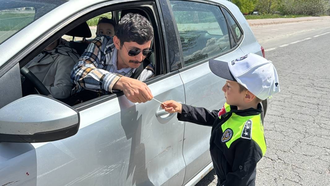 Çocuklar temsili polis olup trafikte denetim yaptı 