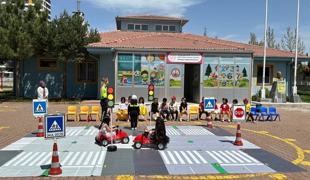 Çocuklar temsili polis olup trafikte denetim yaptı 