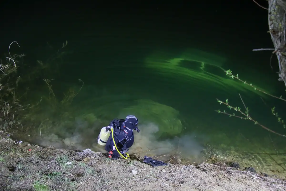 Gölete düşen otomobilde 1 kişi ölü bulundu