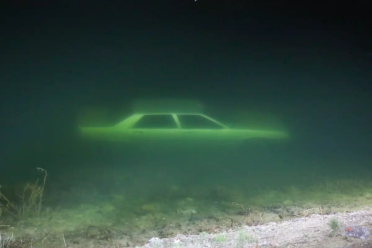 Gölete düşen otomobilde 1 kişi ölü bulundu