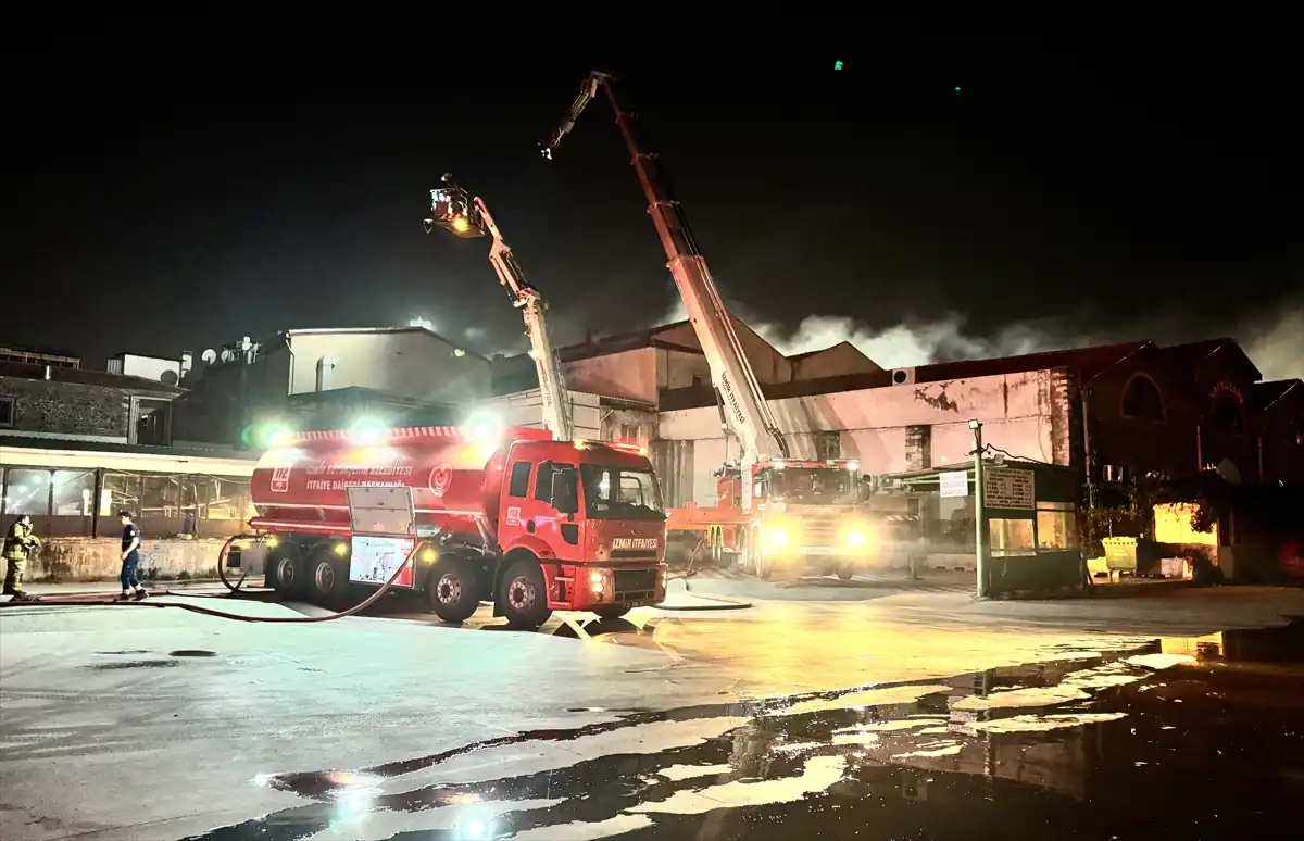 İzmir'de bir iş merkezinde yangın çıktı