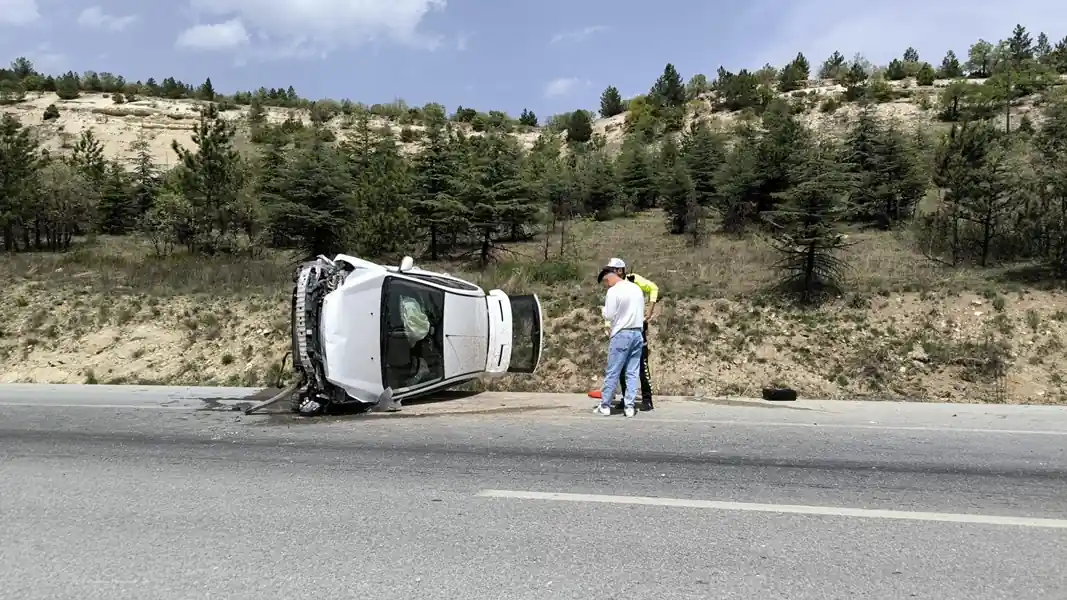 Kütahya Ilıca virajında otomobil takla attı