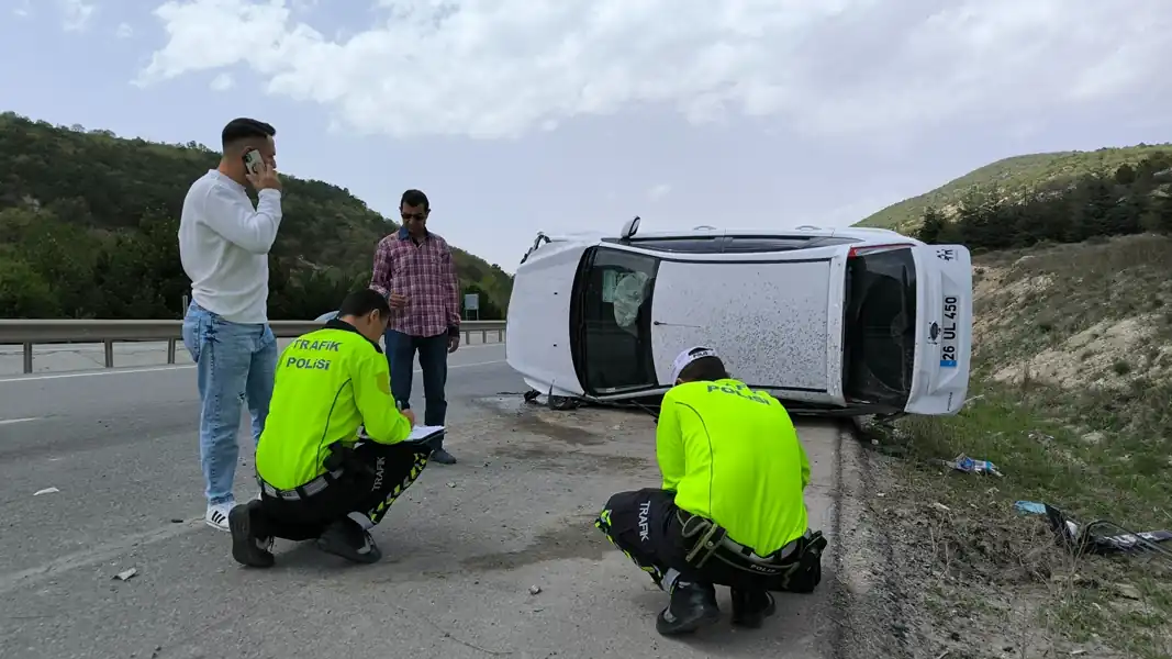Kütahya Ilıca virajında otomobil takla attı