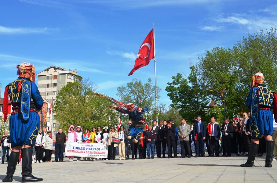 Kütahya'da Frig desenlerinin kıyafet, çini ve seramiklere işlendiği sergi açıldı