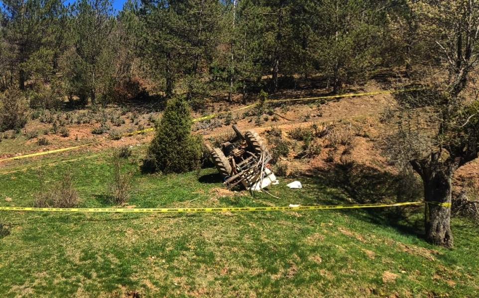 Kütahya'da devrilen traktörün altında kalan çiftçi öldü