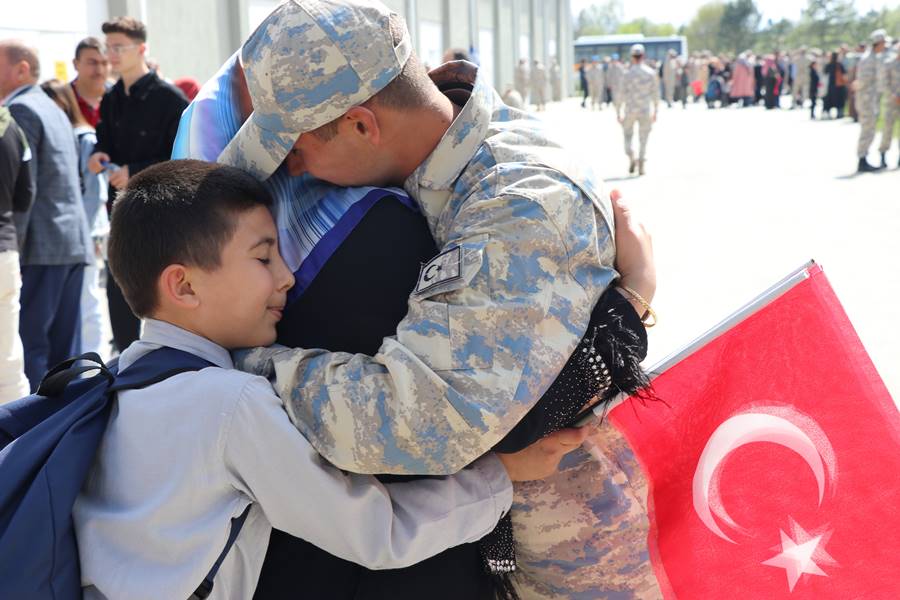 Kütahya'da eğitimlerini tamamlayan sözleşmeli erler yemin etti