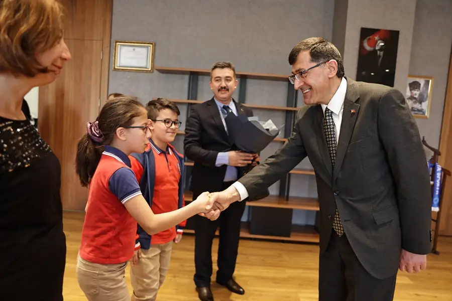 Kütahya’da Başkan Kahveci, çocukları ağırladı 