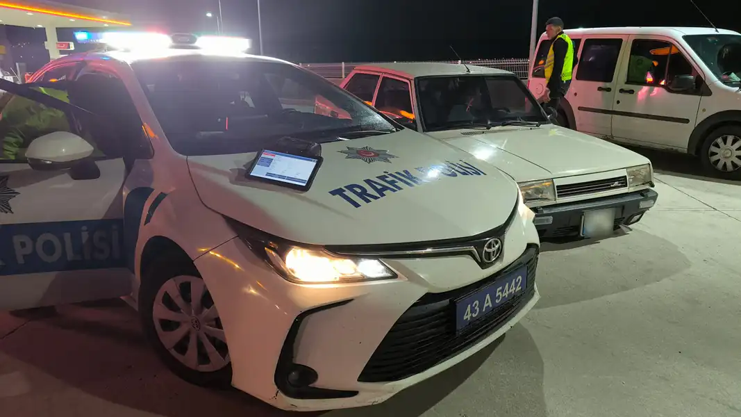 Kütahya'da drift attıktan sonra kaçan sürücü yakalandı