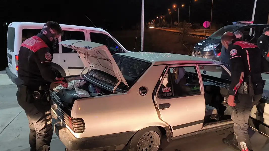 Kütahya'da drift attıktan sonra kaçan sürücü yakalandı