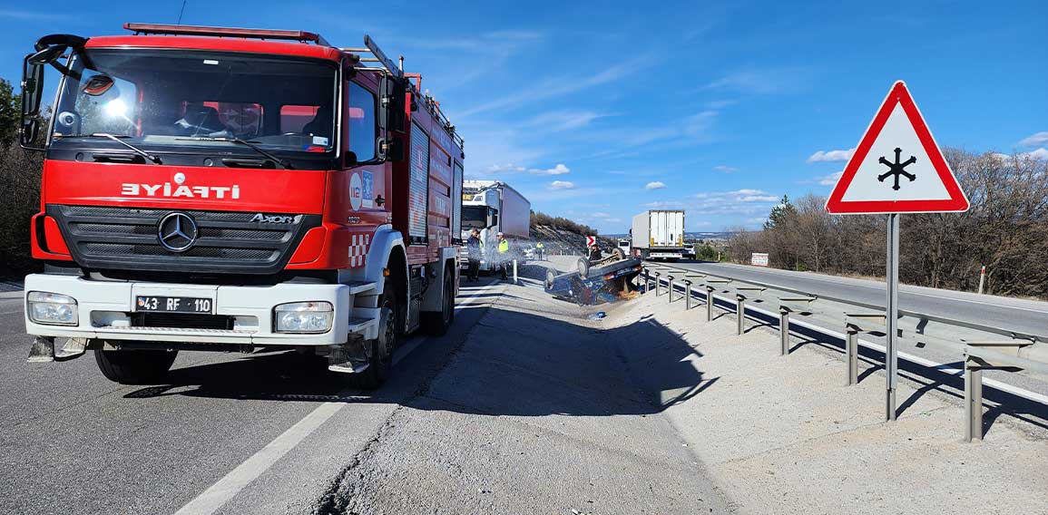 Kütahya'da otomobil refüje devrildi: 2 yaralı