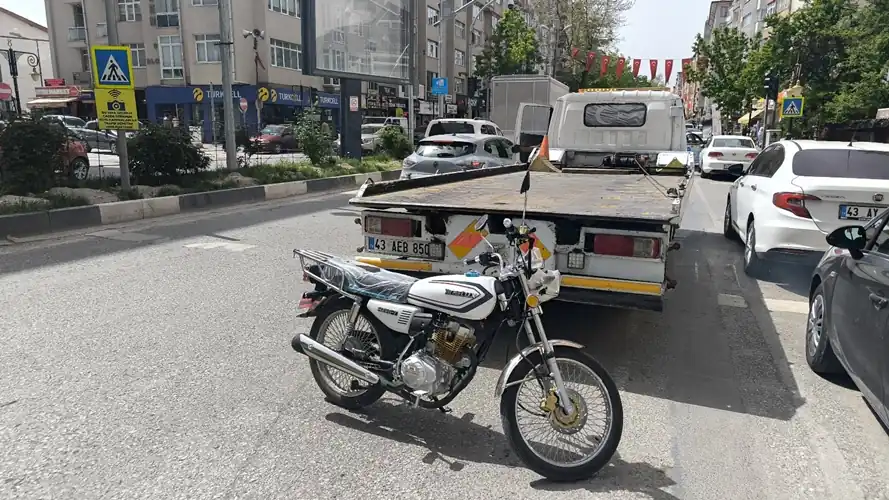 Kütahya'da polis kovalayınca sıfır motosikleti bırakıp kaçtılar