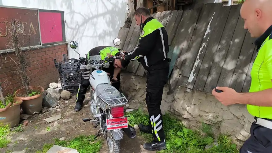 Kütahya'da polis kovalayınca sıfır motosikleti bırakıp kaçtılar