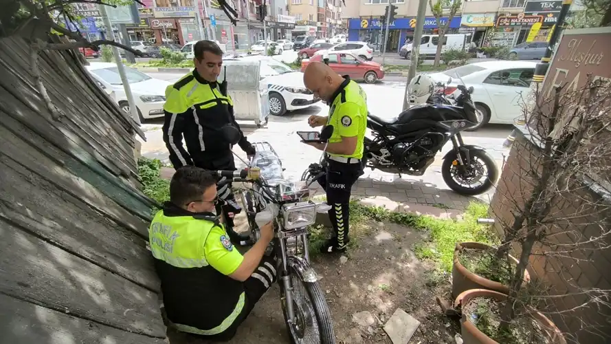 Kütahya'da polis kovalayınca sıfır motosikleti bırakıp kaçtılar