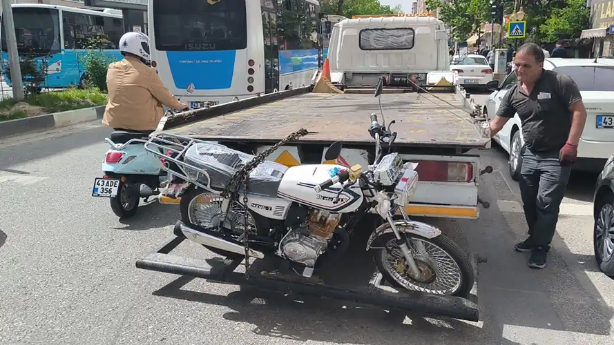 Kütahya'da polis kovalayınca sıfır motosikleti bırakıp kaçtılar