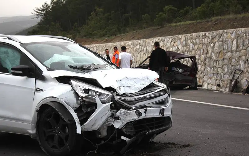 Kütahyada trafik kazasında 1 kişi öldü 1 kişi yaralandı