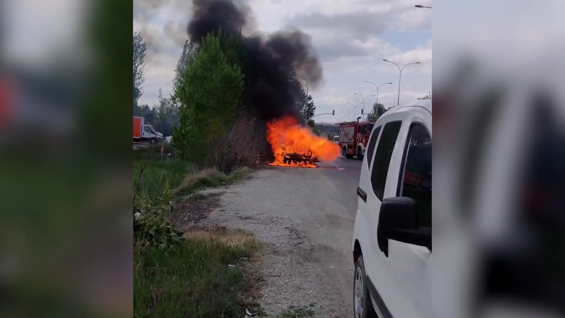 Kütahyada yanan otomobil alev topuna döndü