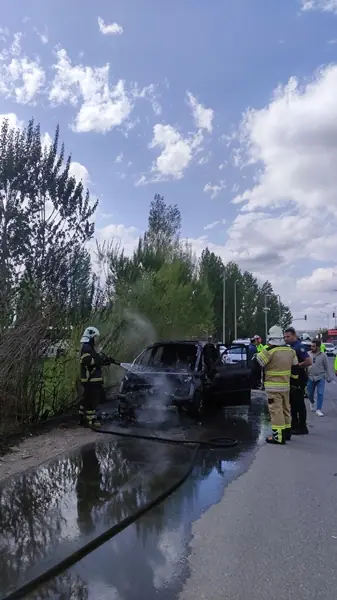 Kütahyada yanan otomobil alev topuna döndü